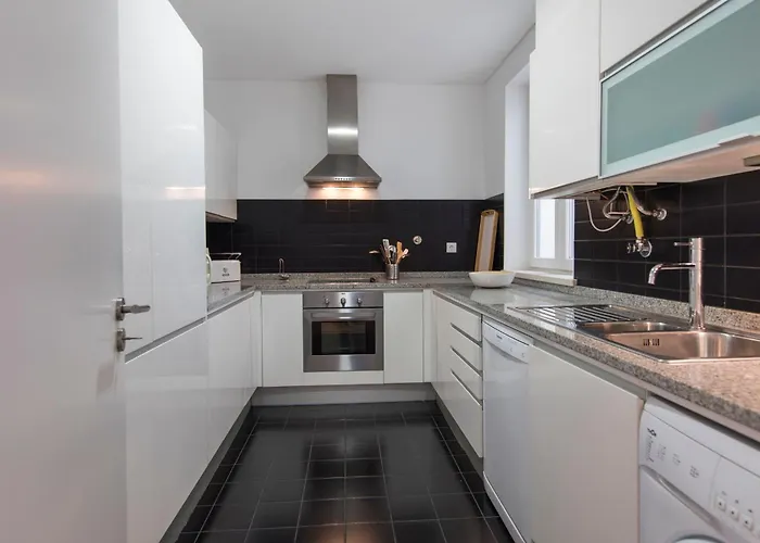 Sunny 3bdr In Graca By Lovelystay